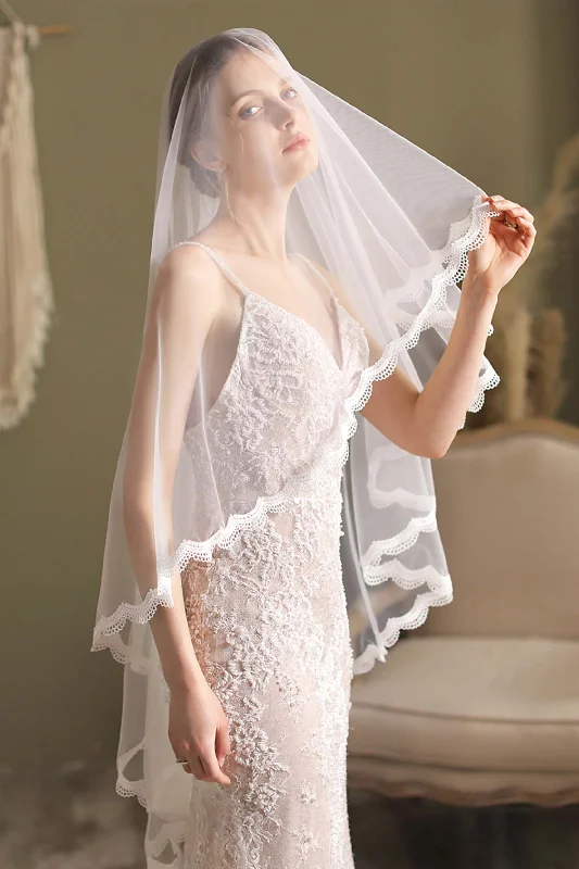 Two-tier Lace Edge Tulle Hip Veils with Appliques CV0261